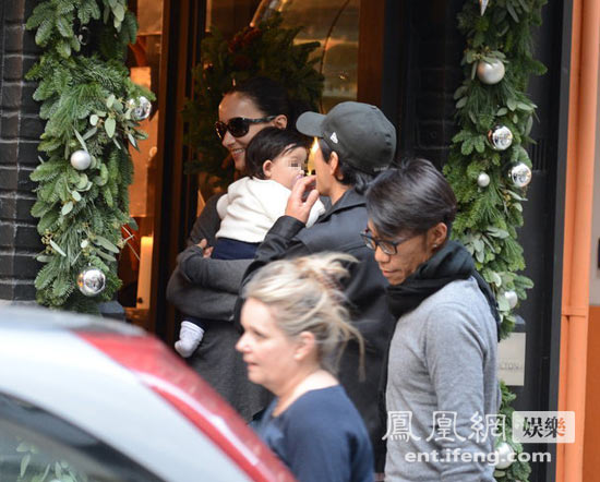 吳彥祖攜帶妻女外出逛街，小寶貝萌態(tài)十足。
