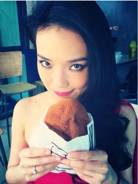 舒淇曬鴿子蛋戒指。