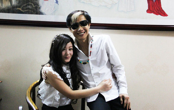 近日，55歲的鄧建國(guó)攜新女友恩愛現(xiàn)身，不但大曬甜蜜私密生活照，還在人前勾肩搭背大秀恩愛。