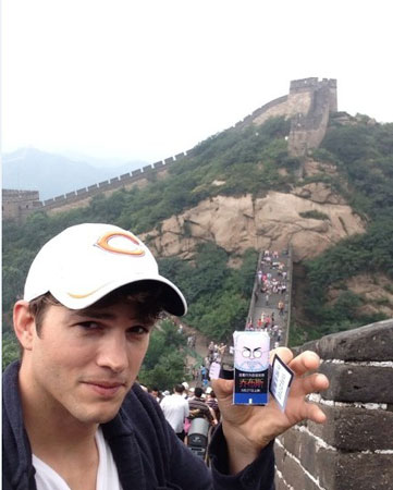 好萊塢著名影星艾什頓庫徹?cái)y“喬大爺”游中國(guó)