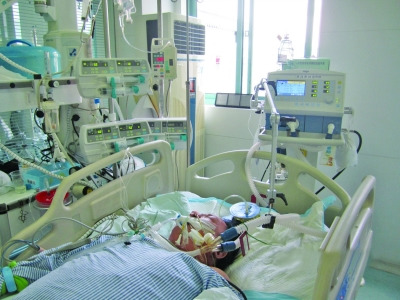 每天愛豪飲的廚師把自己喝成“牛奶血”了。