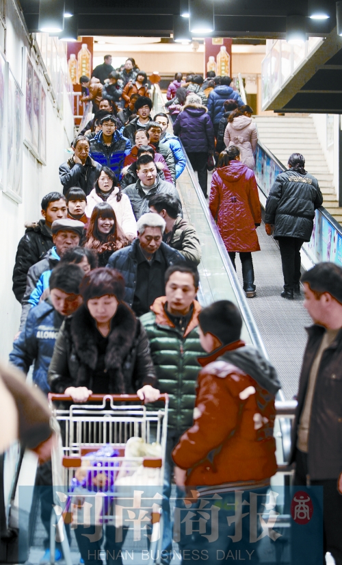 春節(jié)期間，鄭州各商超人流如織