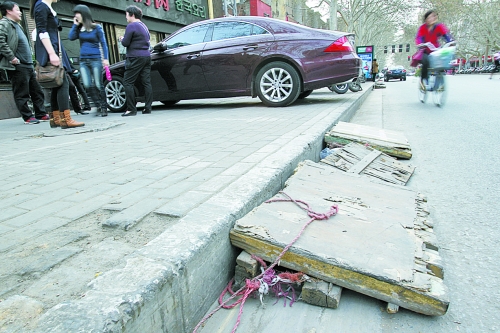 看車人制作的斜木板，引司機(jī)停車
