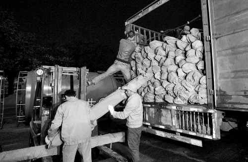 　23日凌晨，首批200套簡(jiǎn)易廁所在鄭州裝車