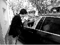 有個(gè)人晃了一圈后，寶馬、現(xiàn)代、越野的車(chē)窗都“長(zhǎng)”出大窟窿