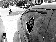 有個(gè)人晃了一圈后，寶馬、現(xiàn)代、越野的車(chē)窗都“長(zhǎng)”出大窟窿