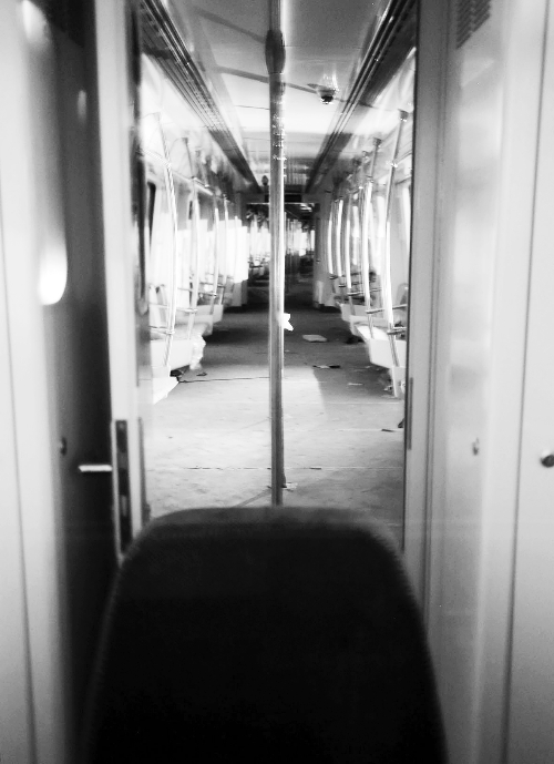 透過(guò)擋風(fēng)玻璃，依稀能看到車(chē)廂內(nèi)的樣子