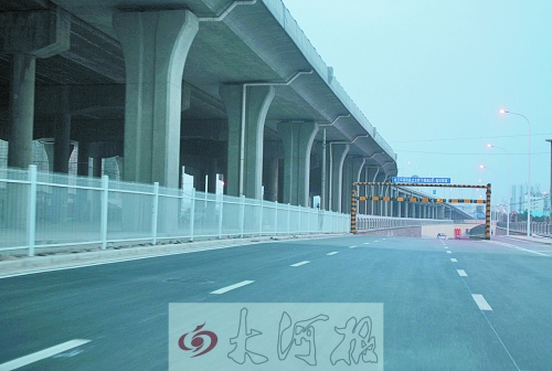 下穿隧道限高3米，不影響公交車通行。