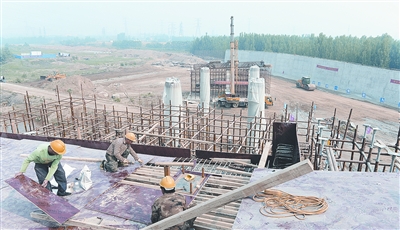 中原西路西南繞城高速公路互通式立交項(xiàng)目已完成總工程量的35%。