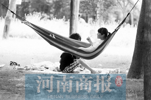 天又熱了起來(lái)，外出游玩，記得防曬哦 記者 趙卓/攝　