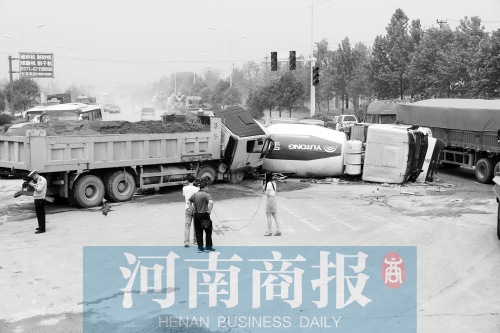 事故現(xiàn)場的附近居民稱，路口的紅綠燈從來沒亮過