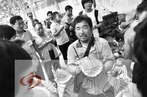 為了表示感謝，陳小立切西瓜分給大家吃。