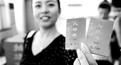 本報記者抽出的兩名消費者代表。