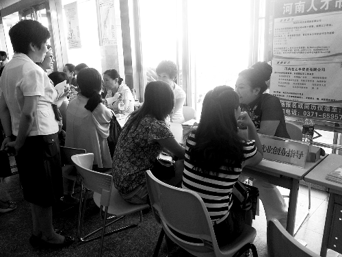 招聘會(huì)，導(dǎo)師團(tuán)正與大學(xué)生面對面交談。