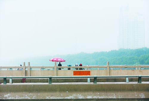 　洛陽橋上看遠處的建筑時隱時現(xiàn)