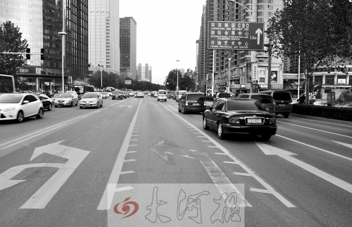 這條畫有多條短斜線的車道就是可變車道，視車流量大小而定，直行車輛多時(shí)它是一個(gè)直行車道，左轉(zhuǎn)車輛多時(shí)它