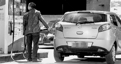 昨天晚上，淮河路一加油站，司機(jī)一邊為汽車加油，一邊緊盯跳動(dòng)的計(jì)量表。