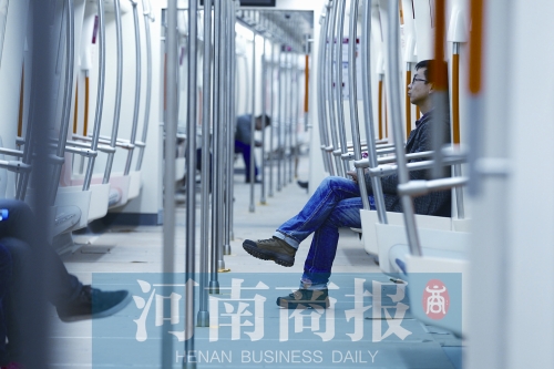 倆小時(shí)不出地鐵站，要按全程收費(fèi) 王春勝/攝