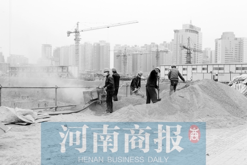 緯二路與東明路交叉口附近，一處工地上塵土飛揚 記者 鄧萬里/攝