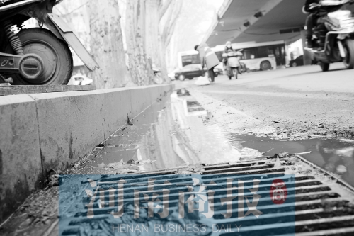 現(xiàn)場，污水流到了機動車道上