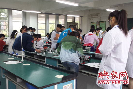 考試采用“一對(duì)一”的監(jiān)考方式。