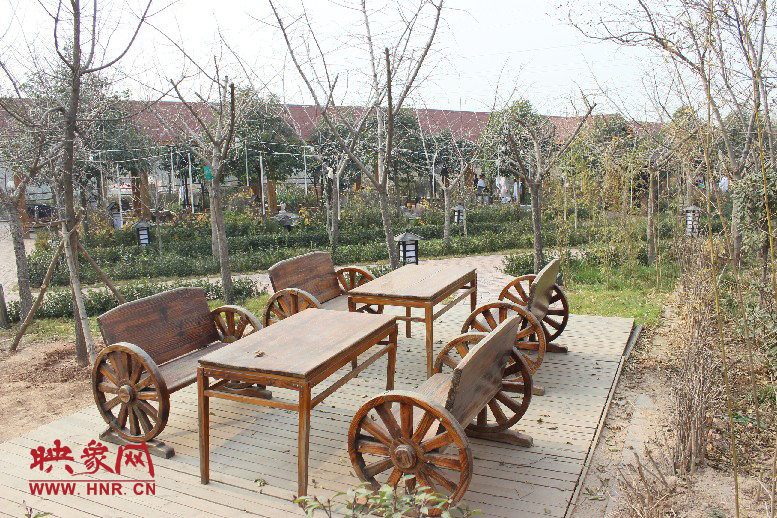 四五成群在這打牌，也是很有味道的一件事