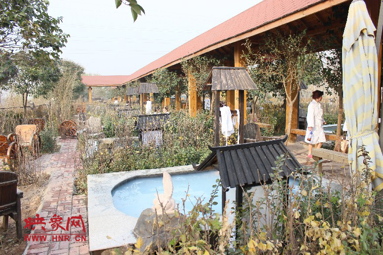 各種小溫泉池，溫度有高有低，每個(gè)池用料不同有各種功效