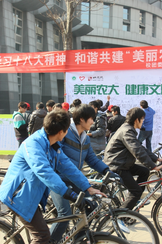 活動(dòng)現(xiàn)場(chǎng)人流涌動(dòng)，過(guò)路人群駐足觀看