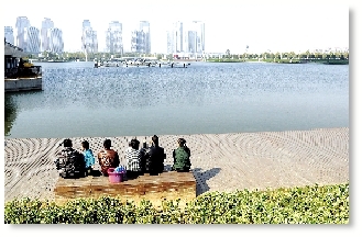 昨天中午，如意湖畔，在這樣的天氣曬太陽(yáng)是一種享受。 記者 馬健 圖