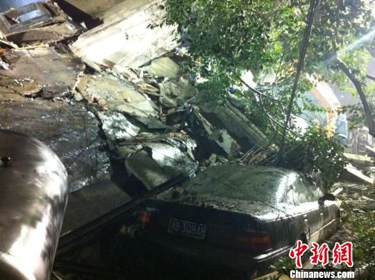 六層民房倒塌現(xiàn)場。何蔣勇　攝