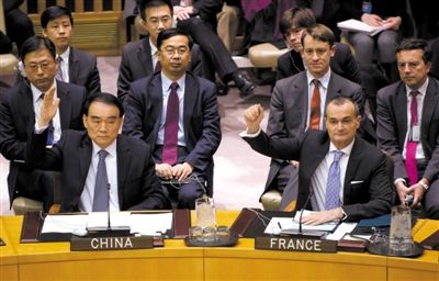 1月22日，紐約，中國(guó)常駐聯(lián)合國(guó)代表李保東舉手贊成通過(guò)對(duì)朝鮮制裁決議。