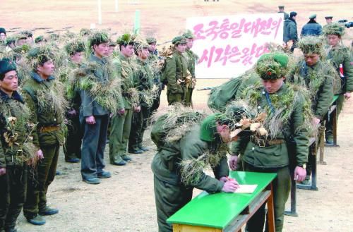 朝鮮中央通訊社13日公布的照片顯示，朝鮮工農(nóng)赤衛(wèi)隊員正在進行“戰(zhàn)前訓(xùn)練”。