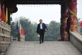 2008年10月30日清晨，吳仁寶在村中散步時從華西金塔門前走過。圖/新華社