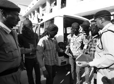 3月18日，印度中央邦，涉嫌輪奸瑞士女游客的男子被押往法庭。據(jù)悉，6名男子均面臨搶劫指控，其中4人面臨強(qiáng)奸指控。