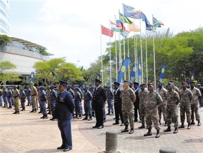 3月23日，南非警員參加德班峰會安保動員會。為確保峰會安全，南非政府從全國抽調(diào)3000名警察加強(qiáng)安保。 新華社發(fā)