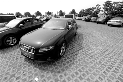 3月30日，掛有AZG(安徽政府公務(wù)的拼音縮寫）通行證的車輛停放在合肥市小蜀山公墓停車場內(nèi)。