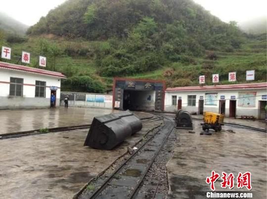 事故發(fā)生于5日晚22時(shí)許，事發(fā)時(shí)共有41人在井下作業(yè)，其中有32人安全升井，9人被困井下。