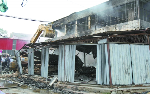 大火燒了近4個小時，中牟縣貿(mào)易區(qū)被燒得面目全非。