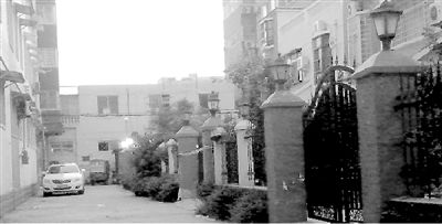 拉警戒線的地方就是高家居住的15號樓。高天峰居住在榮華小區(qū)一棟復式二層樓，三戶人家各有獨院。榮華小區(qū)一名業(yè)主供圖