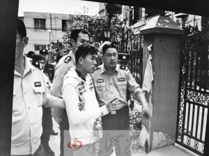 吳強指認現(xiàn)場(翻拍),他是高胖雇用的殺手之一。