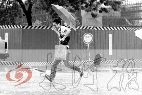 鄭州經(jīng)三路與北環(huán)交叉口處，積水較深，行人們不得不“練輕功”。 記者 白周峰 攝影