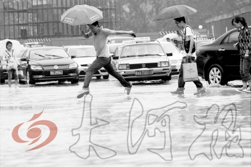 鄭州經(jīng)三路與北環(huán)交叉口處，積水較深，行人們不得不“練輕功”。 記者 白周峰 攝影