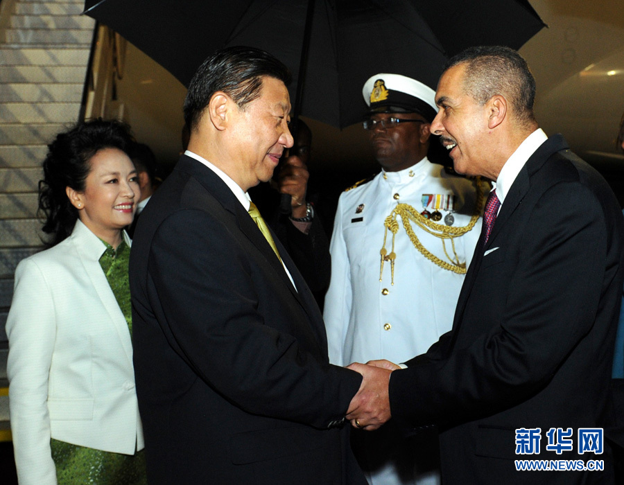 特立尼達(dá)和多巴哥總統(tǒng)卡莫納夫婦、總理比塞薩爾等到機(jī)場迎接習(xí)近平和夫人彭麗媛。饒愛民 攝