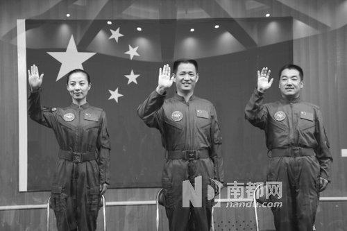 神舟十號(hào)航天員王亞平(左)、聶海勝(中)、張曉光(右)。 新華社發(fā)