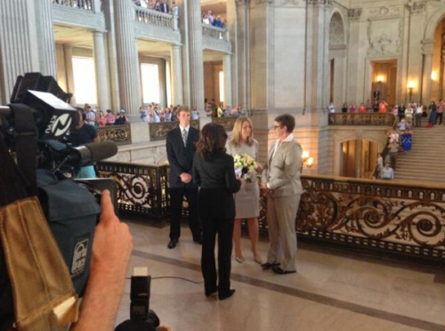 同性伴侶斯蒂爾和克里斯汀在舊金山市政廳舉行婚禮，這是自2008年加州8號提案通過以來，加州的首場同性婚禮。