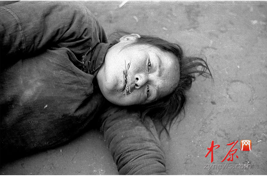 饑荒受災(zāi)者，她嘴里咬了幾根草