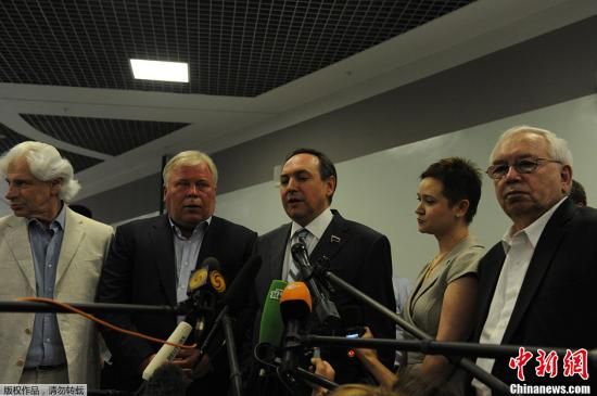 據(jù)外媒報道，美國“棱鏡”監(jiān)控計劃泄密者愛德華·斯諾登于莫斯科時間7月12日在莫斯科謝列梅捷沃機場與多家人權(quán)機構(gòu)代表人士舉行會談。圖為參加會談的人權(quán)代表接受媒體采訪。