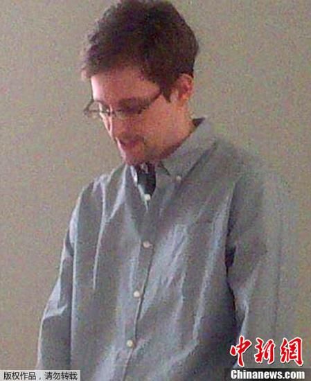 據(jù)外媒報道，美國“棱鏡”監(jiān)控計劃泄密者愛德華·斯諾登于莫斯科時間7月12日在莫斯科謝列梅捷沃機場與多