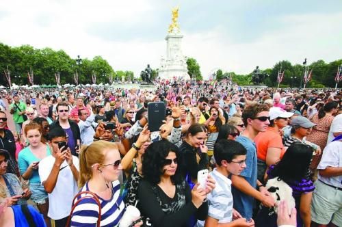 7月23日，在英國(guó)倫敦白金漢宮外，民眾們爭(zhēng)相閱讀“王室寶寶”出生的正式公告。