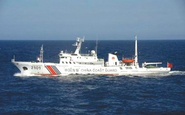 24日在釣魚島附近海域巡航的中國海警船。